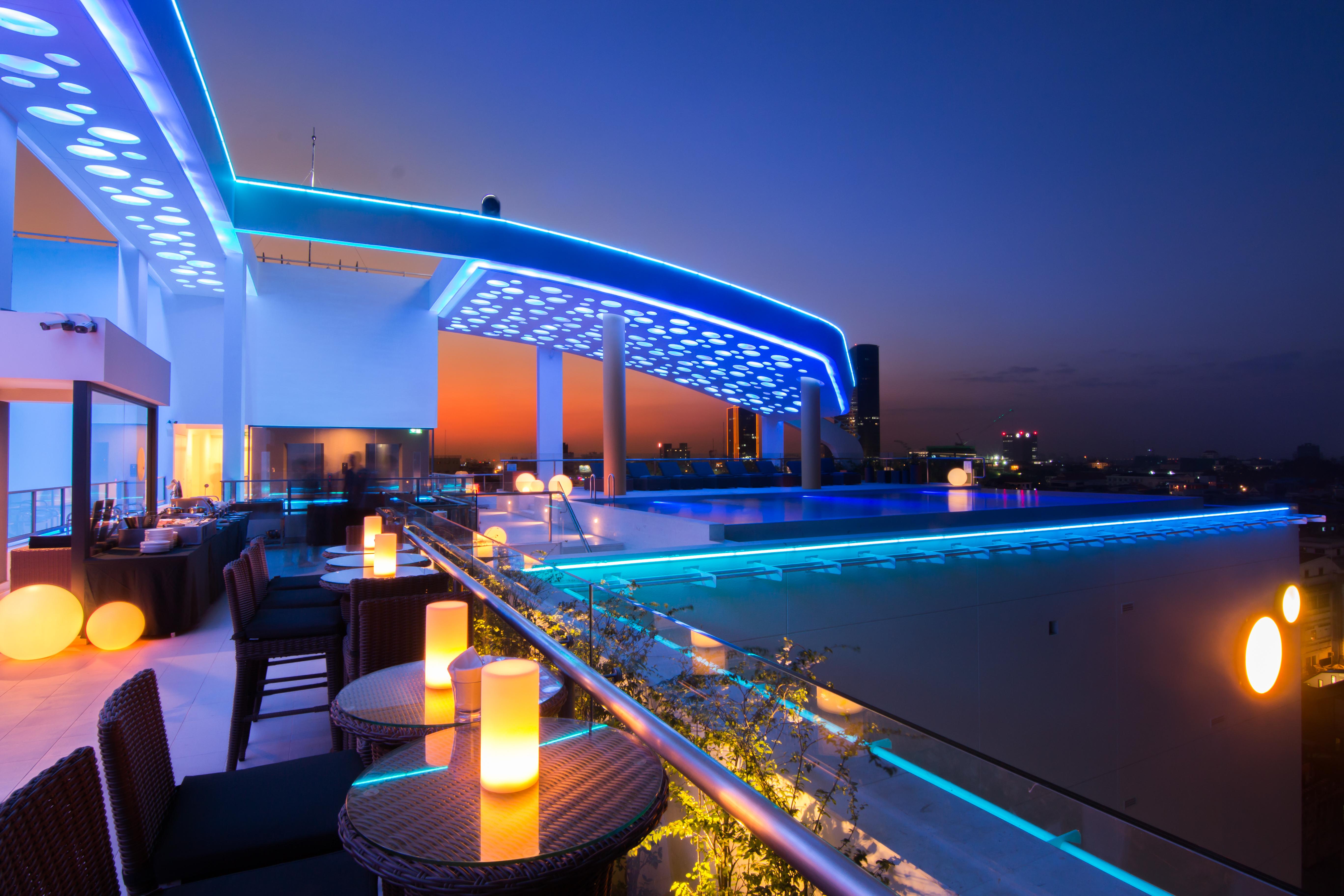 Sun & Moon, Urban Hotel Phnom Penh Exteriör bild