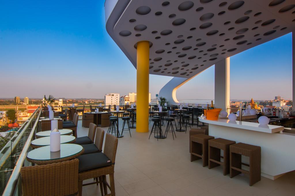Sun & Moon, Urban Hotel Phnom Penh Exteriör bild