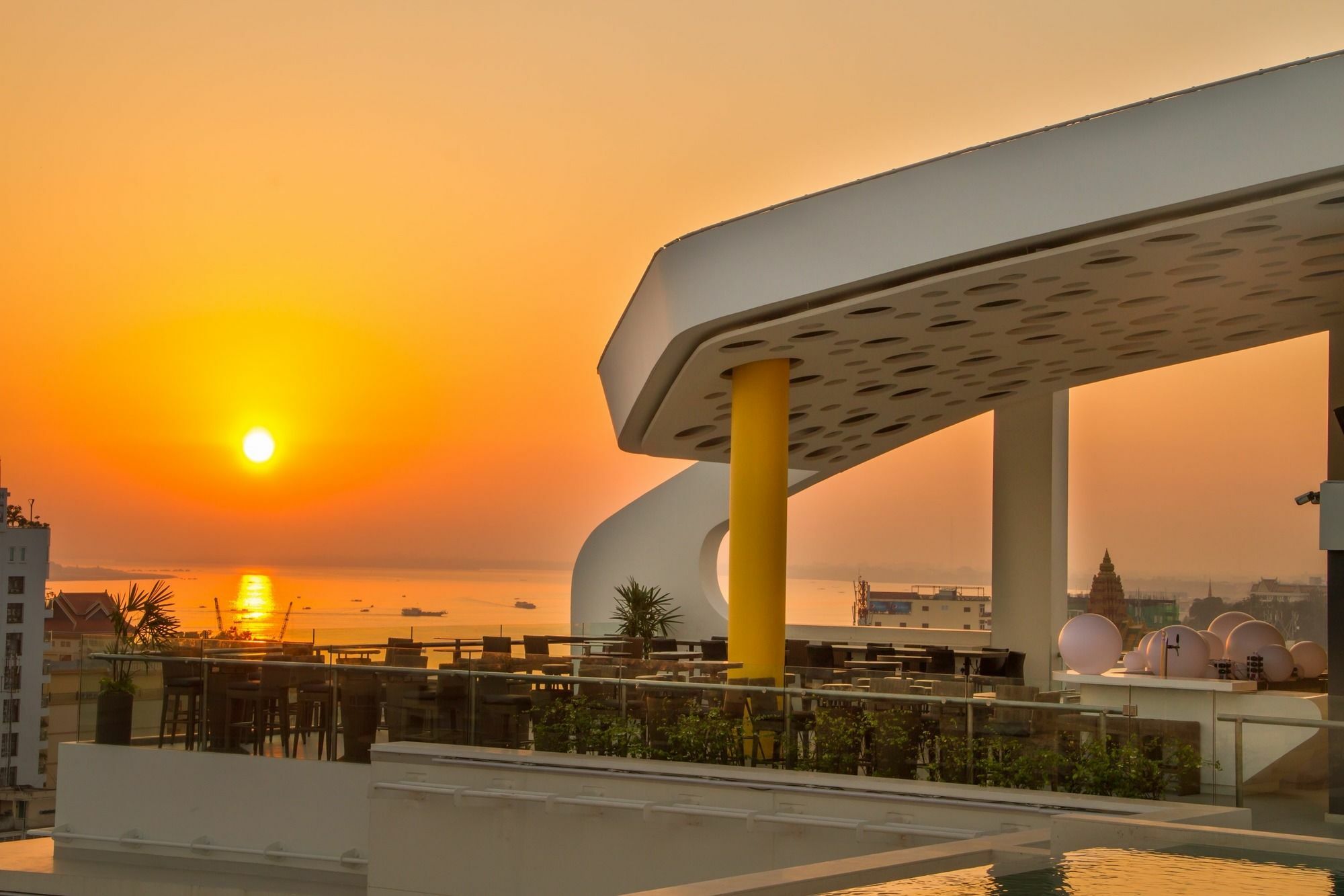 Sun & Moon, Urban Hotel Phnom Penh Exteriör bild