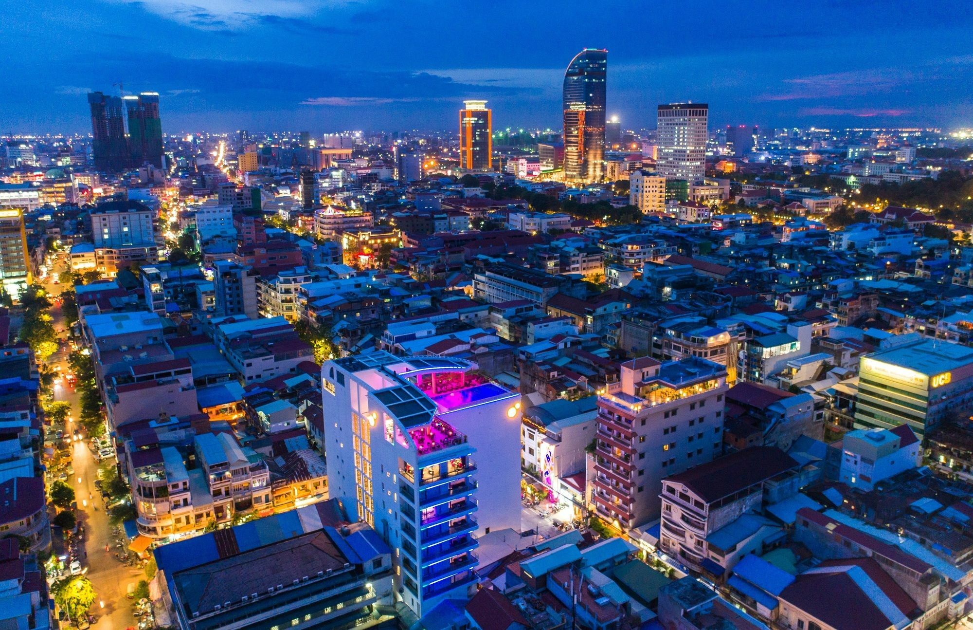 Sun & Moon, Urban Hotel Phnom Penh Exteriör bild