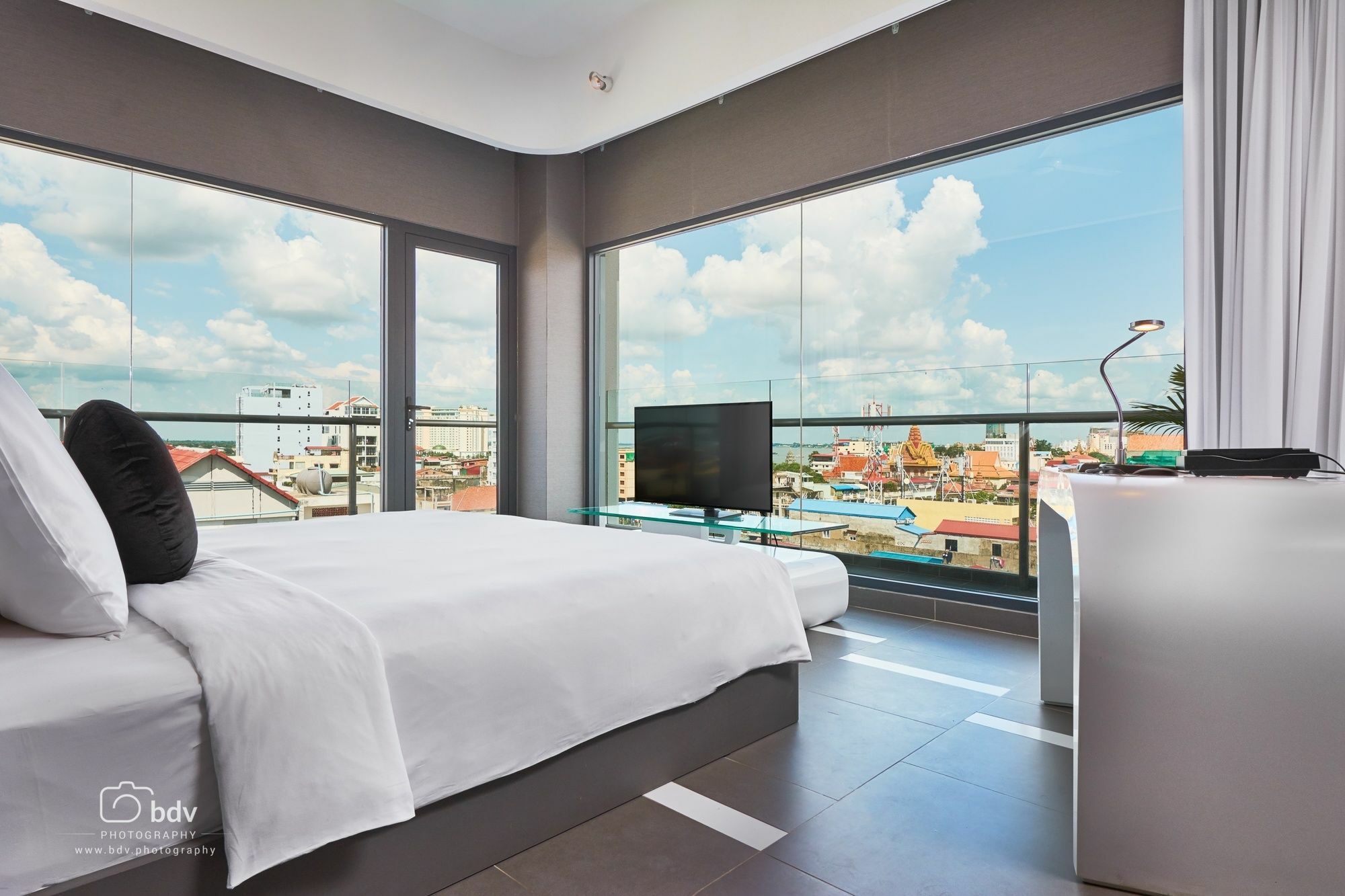 Sun & Moon, Urban Hotel Phnom Penh Exteriör bild