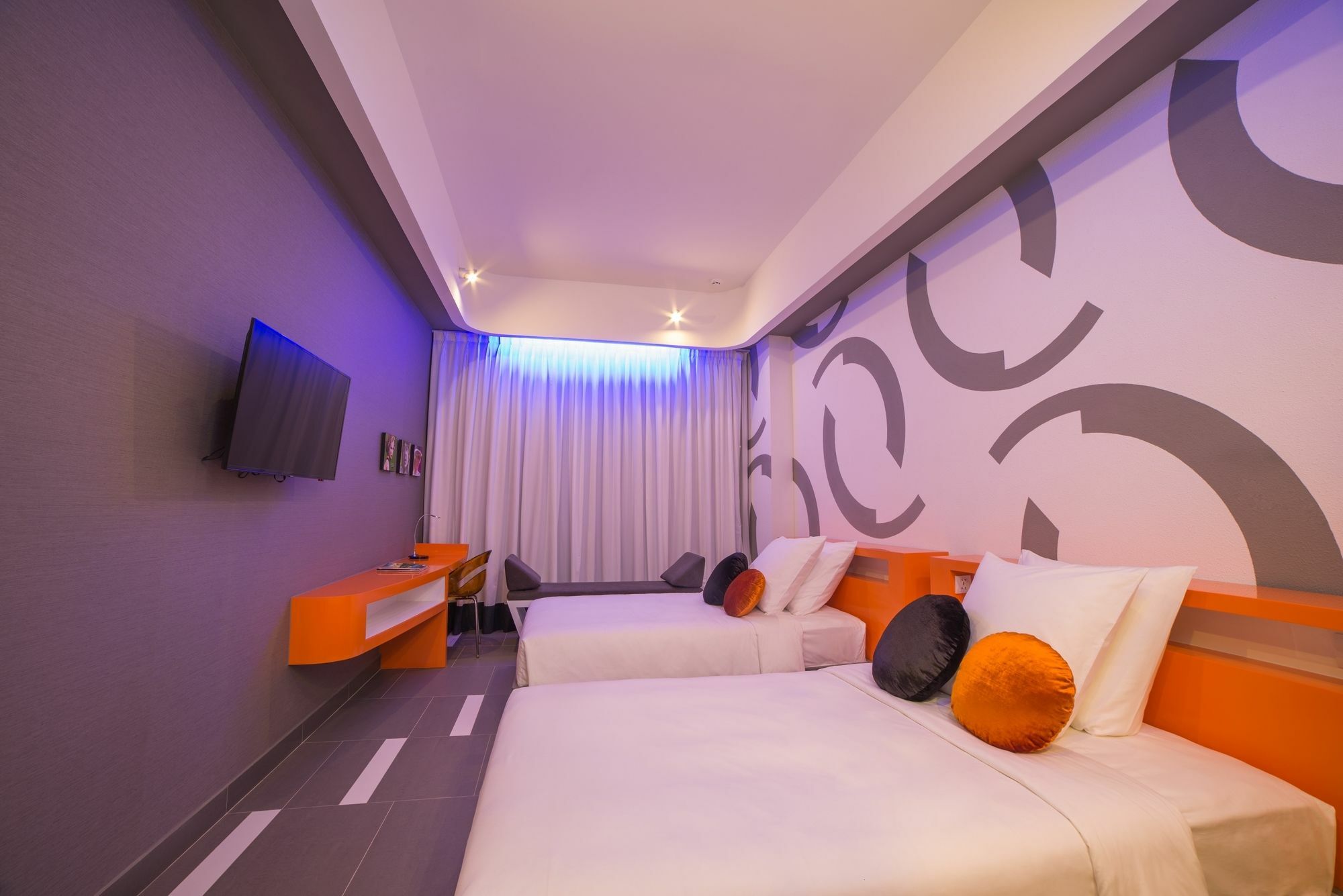 Sun & Moon, Urban Hotel Phnom Penh Exteriör bild