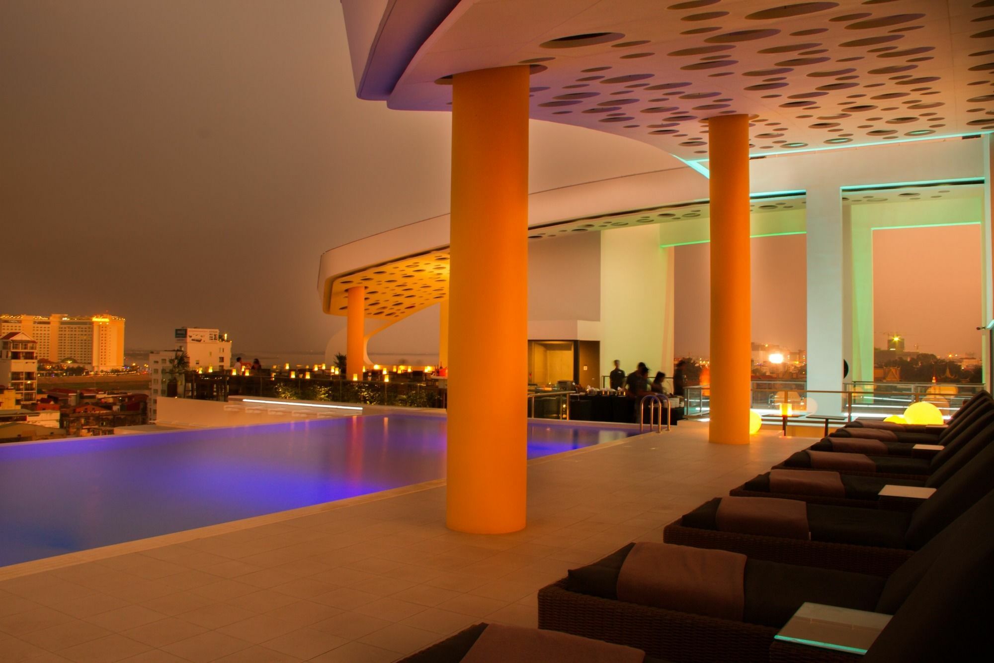 Sun & Moon, Urban Hotel Phnom Penh Exteriör bild