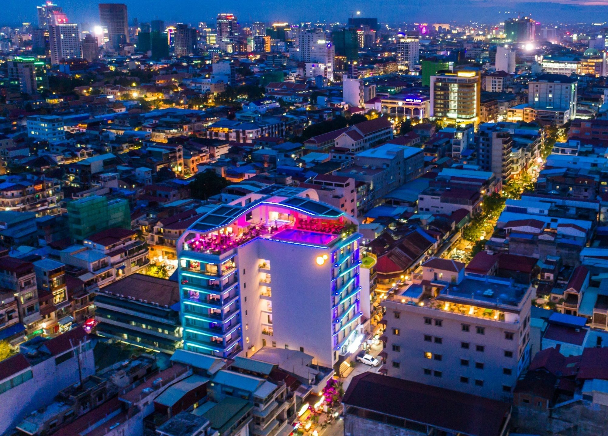 Sun & Moon, Urban Hotel Phnom Penh Exteriör bild