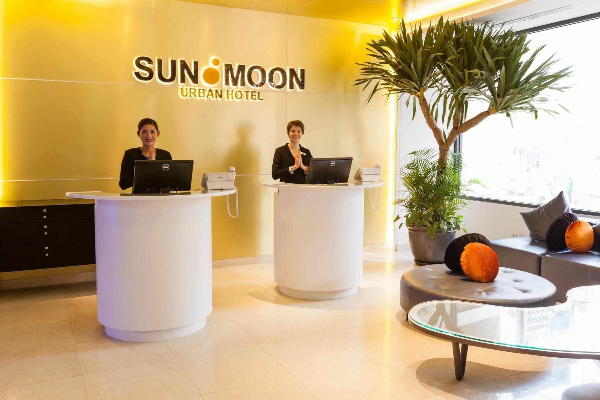 Sun & Moon, Urban Hotel Phnom Penh Exteriör bild