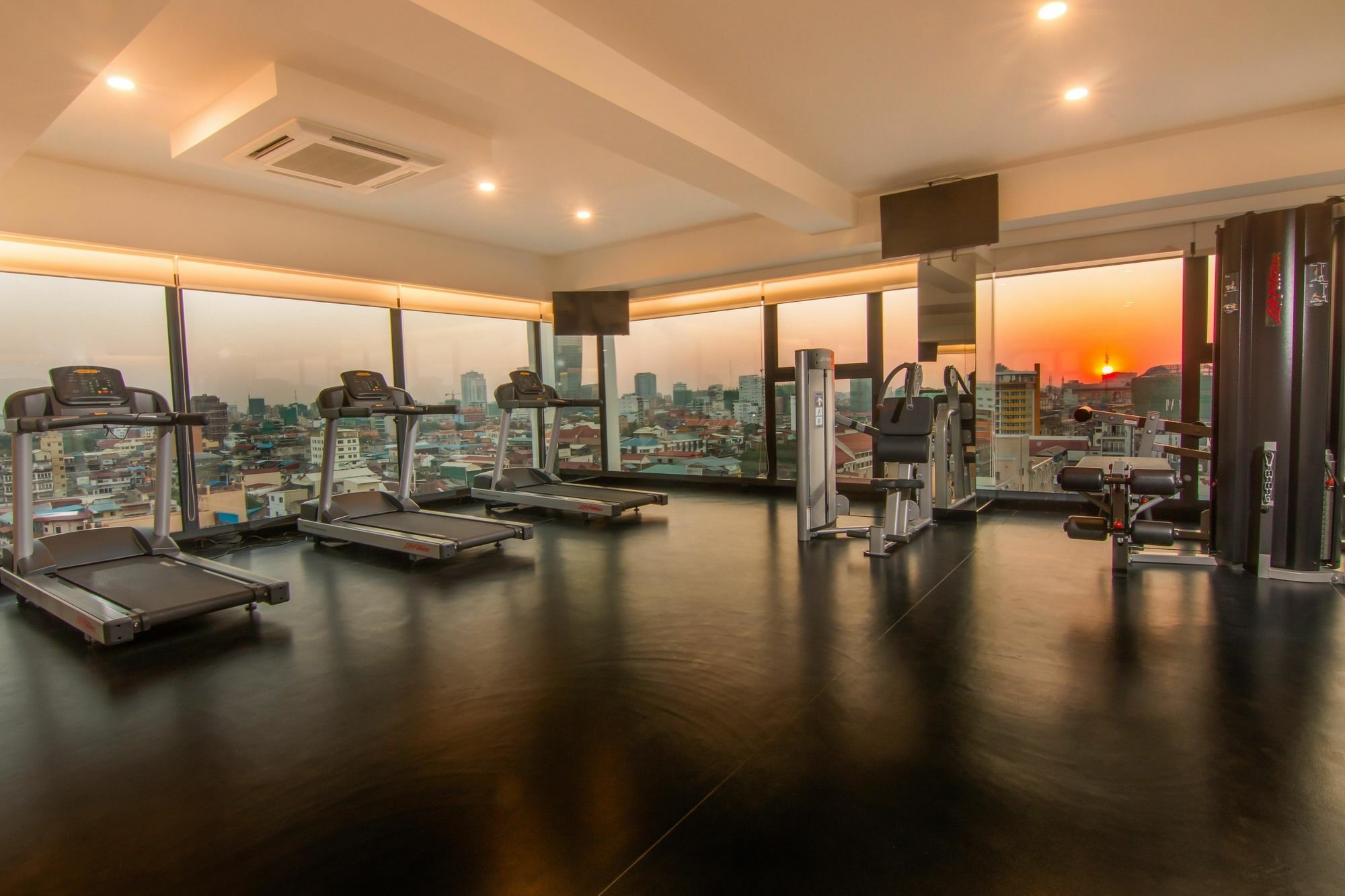 Sun & Moon, Urban Hotel Phnom Penh Exteriör bild