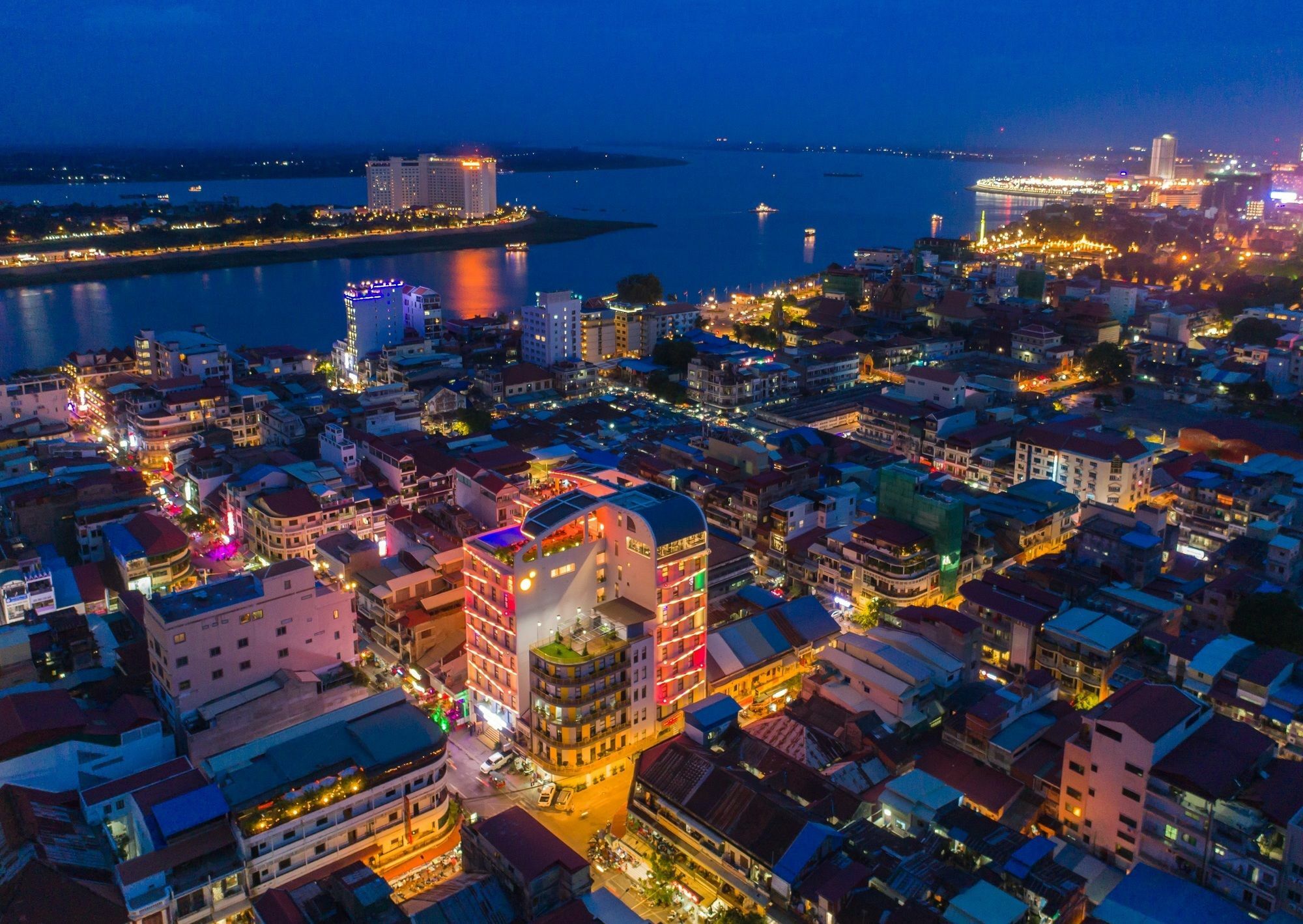 Sun & Moon, Urban Hotel Phnom Penh Exteriör bild